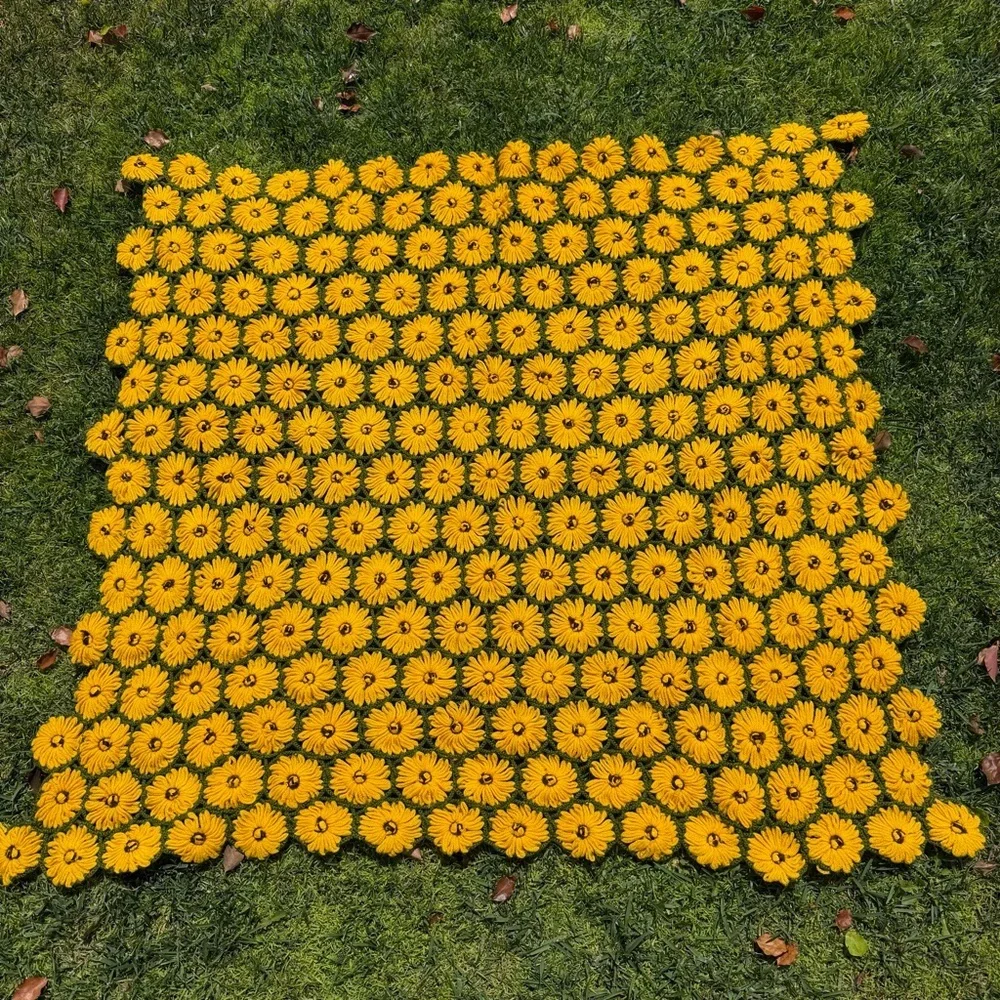 Vintage 3D Crochet Sunflower Throw Daisy Chain Afghan Scallop Edge 40x46 GUC